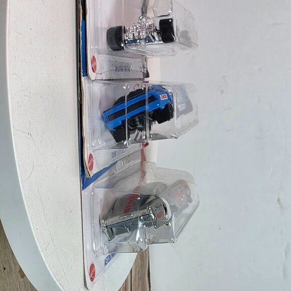 Hot Wheels Die-Cast Car Collection: 68 Lotus Type 49 Dimachinni Veloce & Aston M - Picture 13 of 16